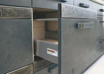 Стол с 3 ящиками (система Хеттич) Бруклин 101.91 Дуб Кронберг/Лагода/Антрацит / Hettich)