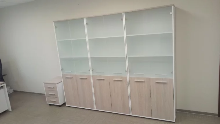 Шкаф 4 широкий верх стеклянные двери, низ закрытый Дека 10.19.171 Дуб Сантана светлый/Белый / Deka_2